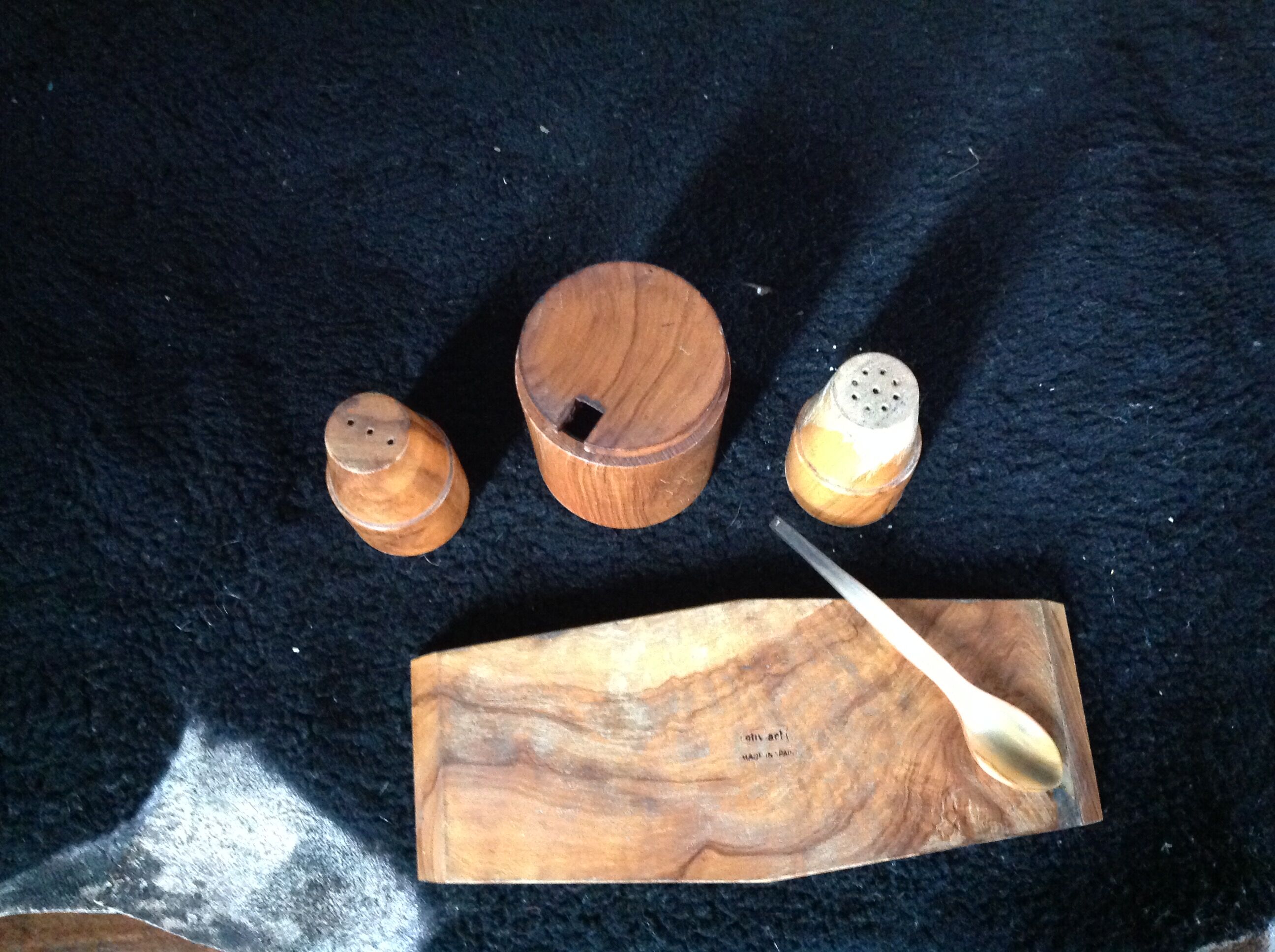 Servant salt pepper wood olivier