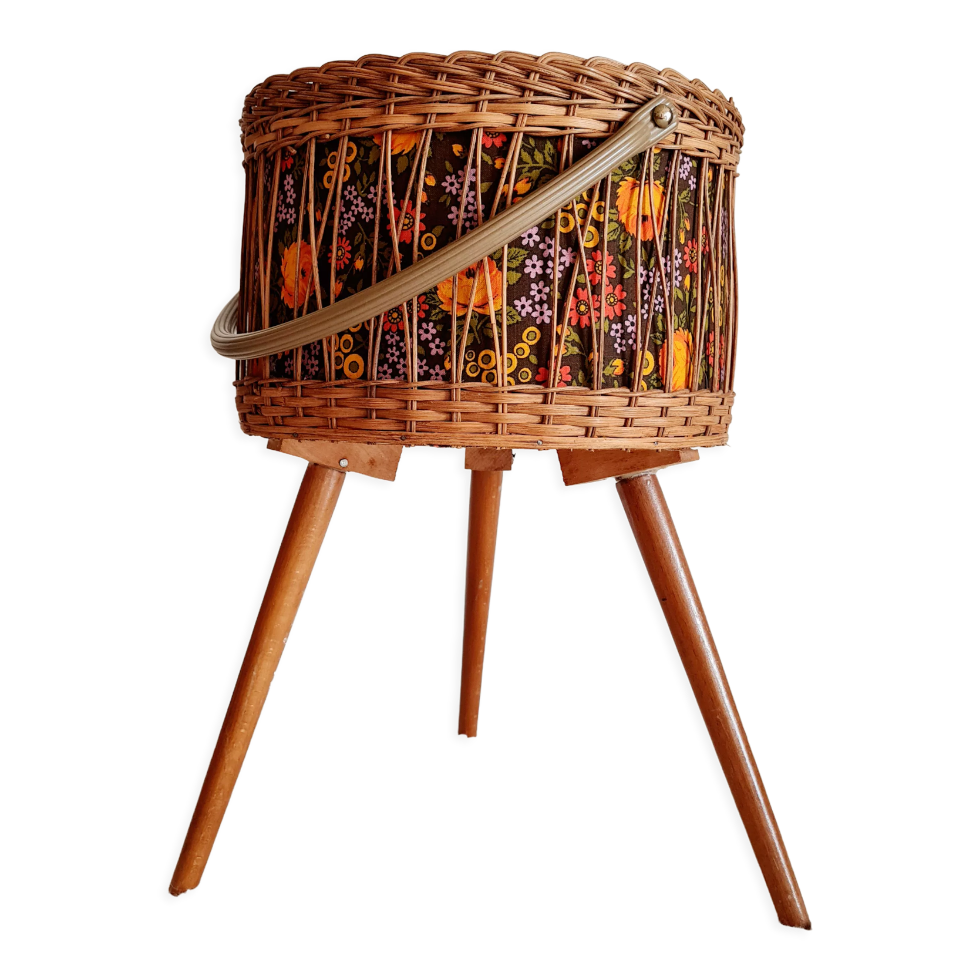 Rattan worker and old fabric feet compass