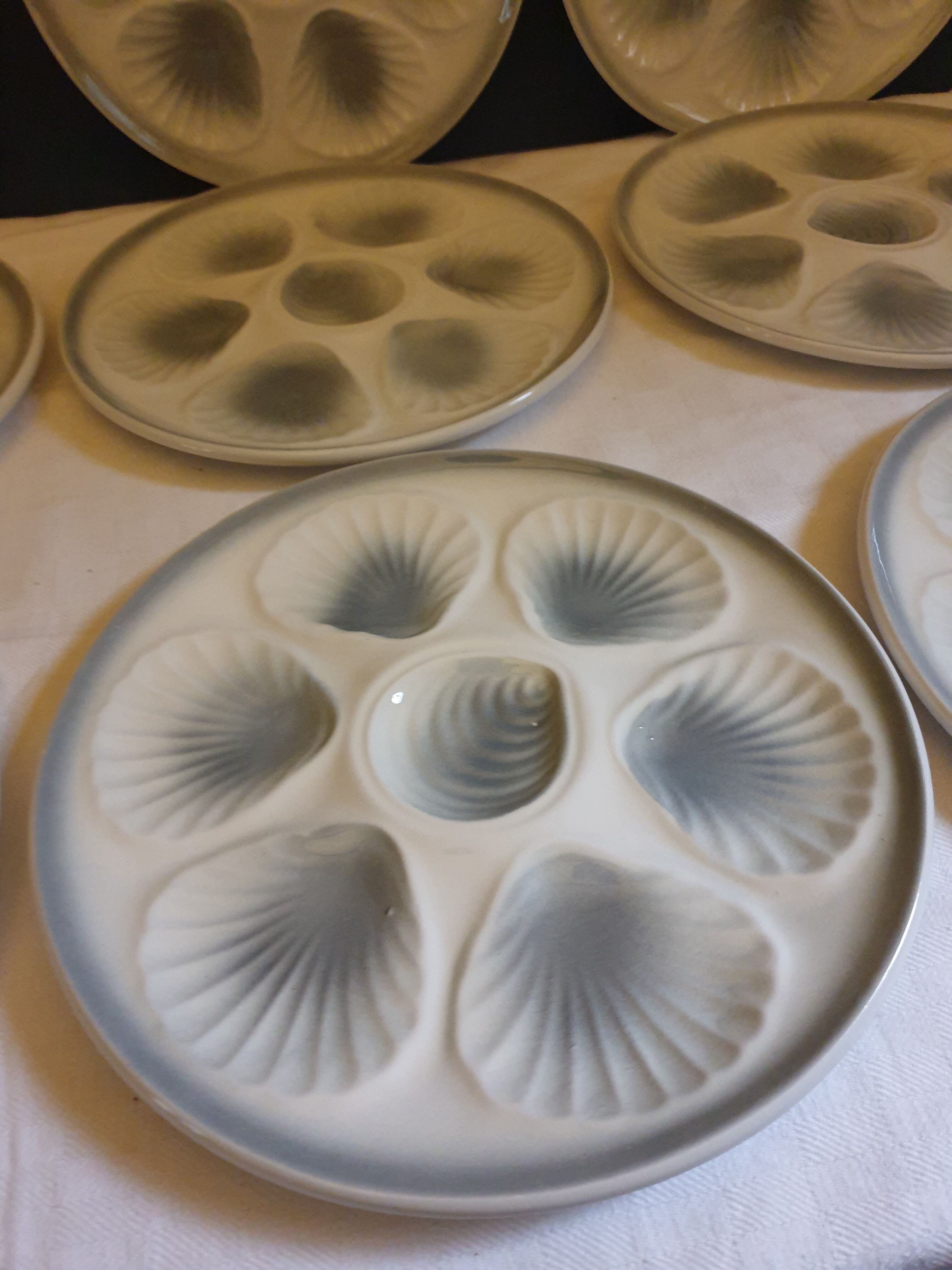 Suite of 12 oyster plates