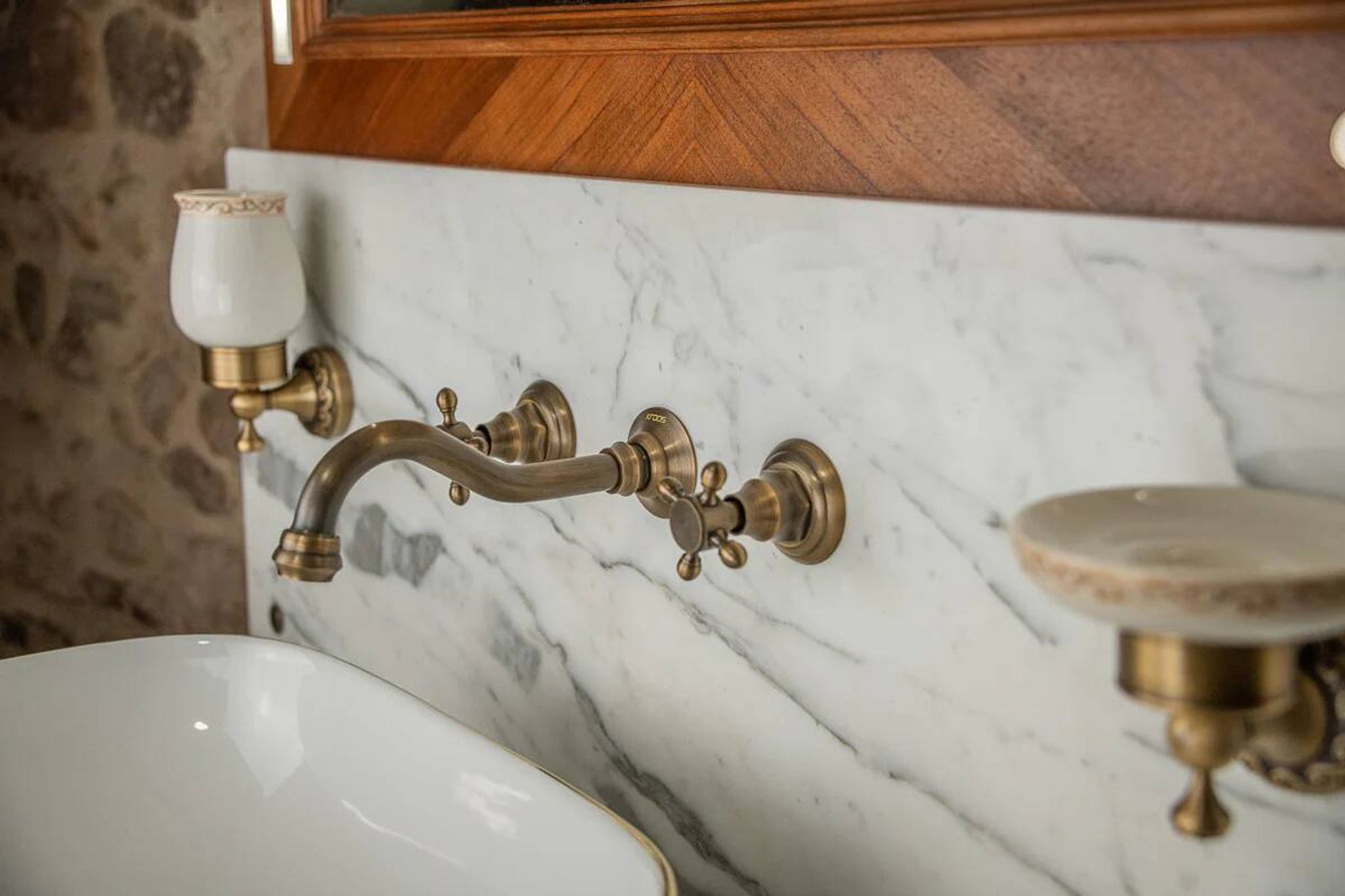Antique washbasin cabinet from 1928 in wood and marble with illuminating mirror.
