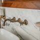 Meuble sous vasque ancien de 1928 en bois et marbre avec miroir éclairant