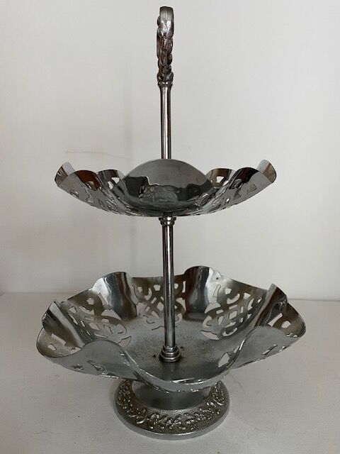 vintage metal cake-mignardise display