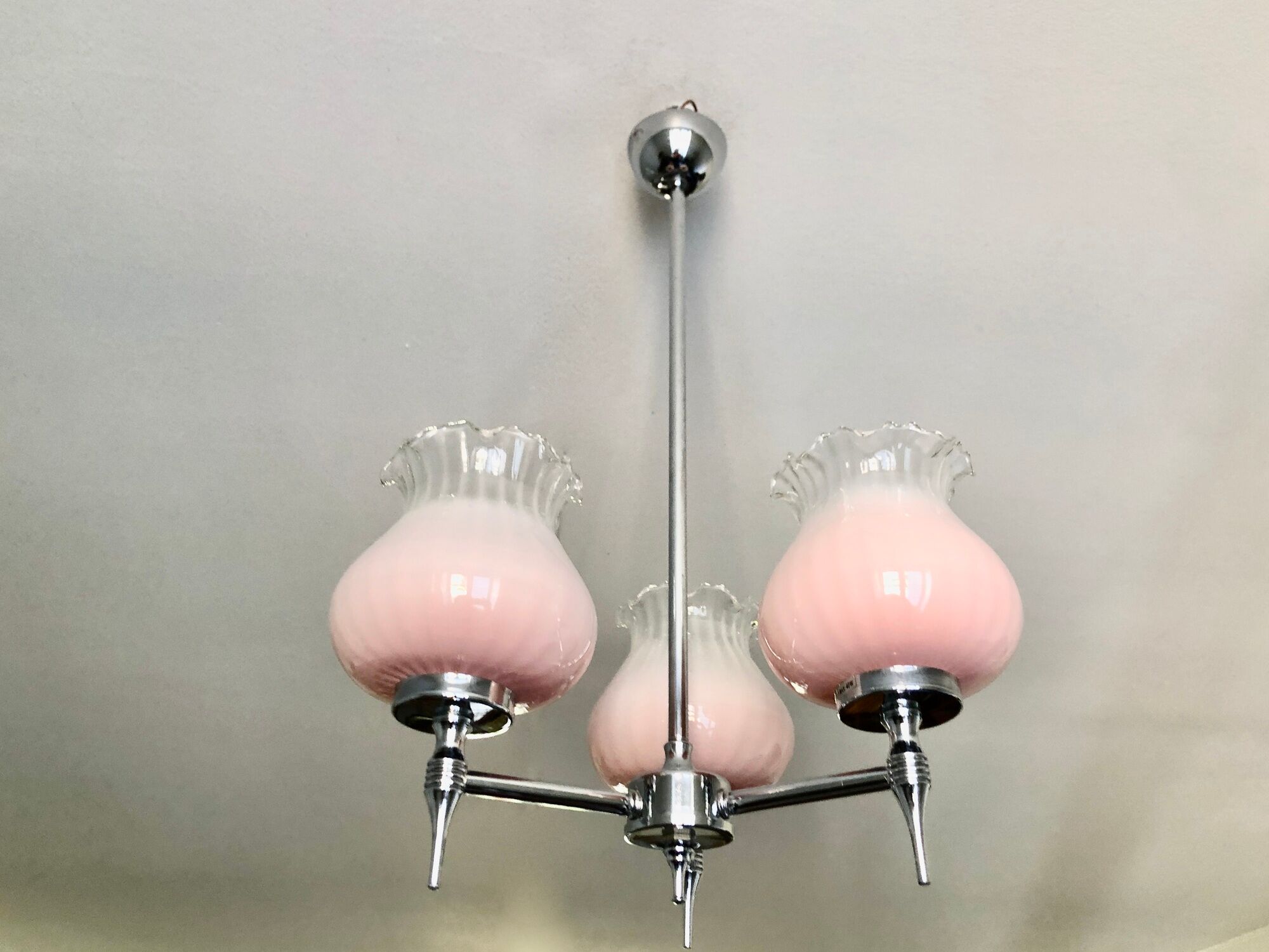 Chandelier 3 fires chrome and corollas of pink glass 1970