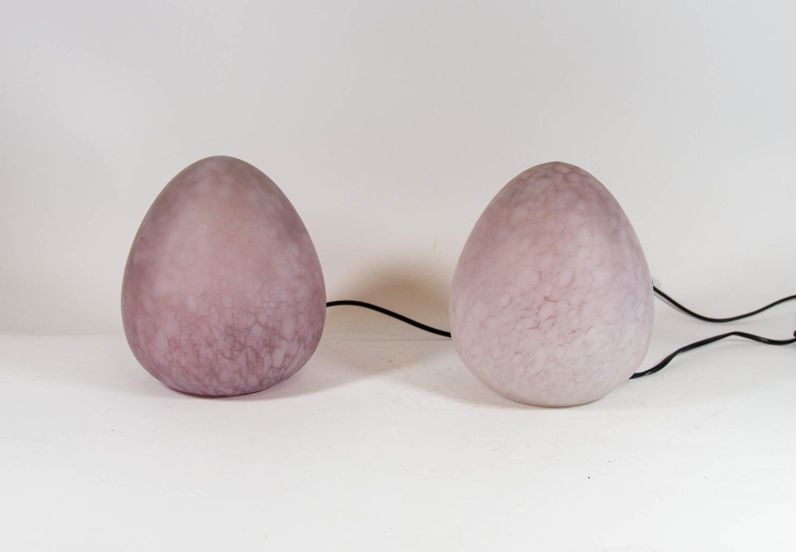80's vintage light purple glass egg lamp
