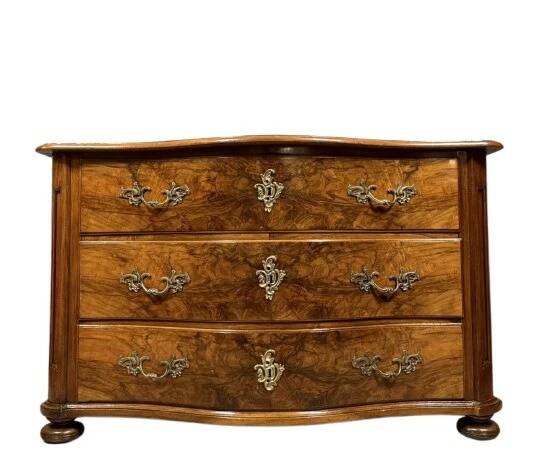 Curved chest of drawers from the Louis XIV - Louis XV period in burr walnut and gilded bronze