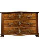 Curved chest of drawers from the Louis XIV - Louis XV period in burr walnut and gilded bronze