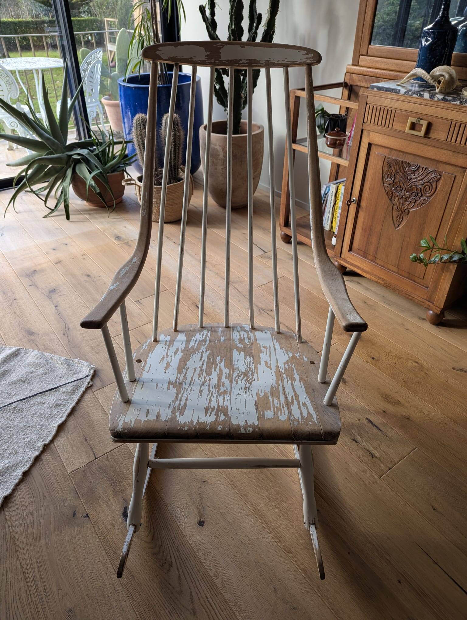 Fauteuil à bascule vintage en bois – patine d’origine