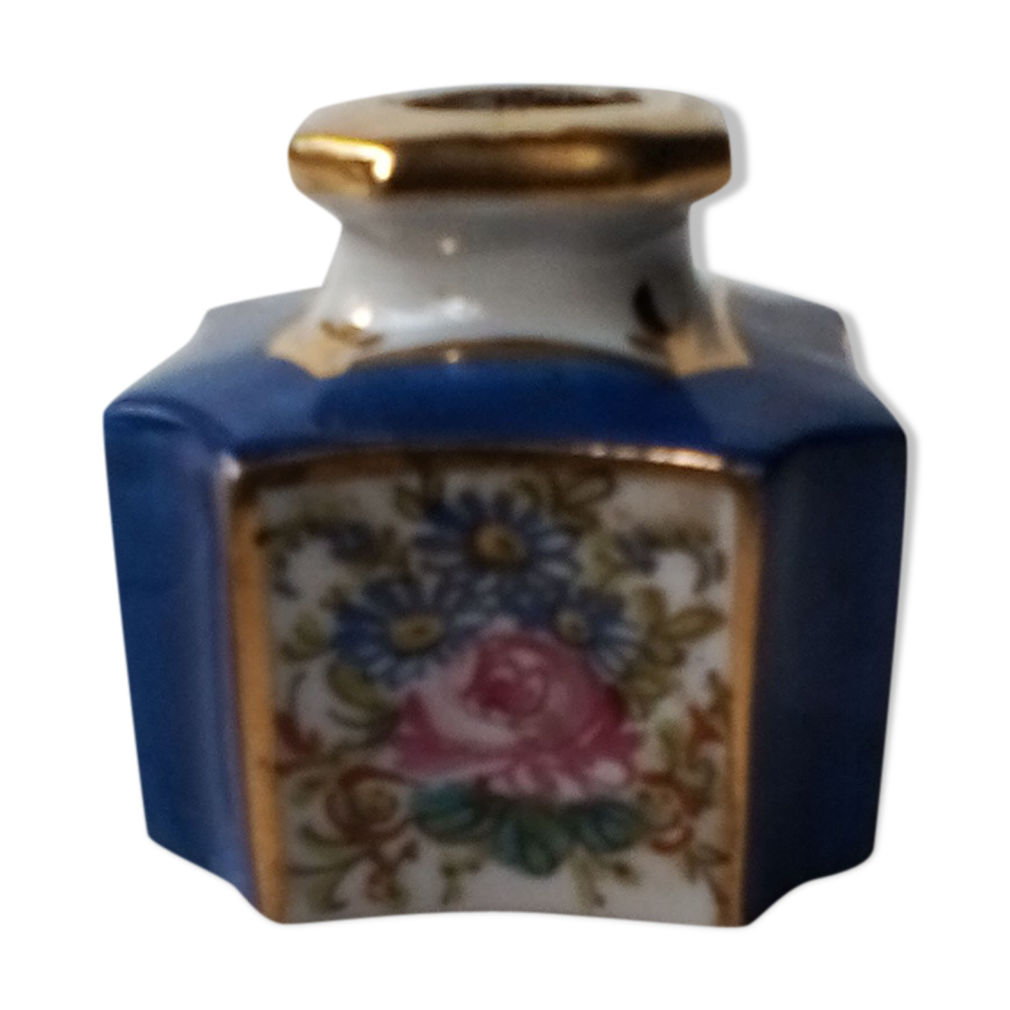 Ink in blue and white earthenware with floral decoration