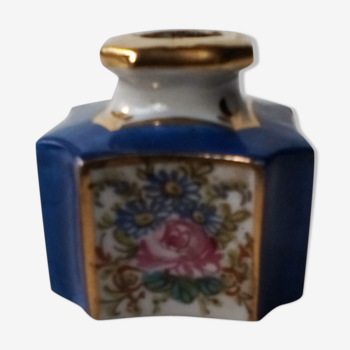 Ink in blue and white earthenware with floral decoration