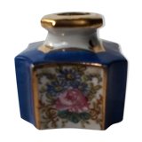 Ink in blue and white earthenware with floral decoration