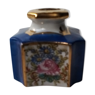 Ink in blue and white earthenware with floral decoration