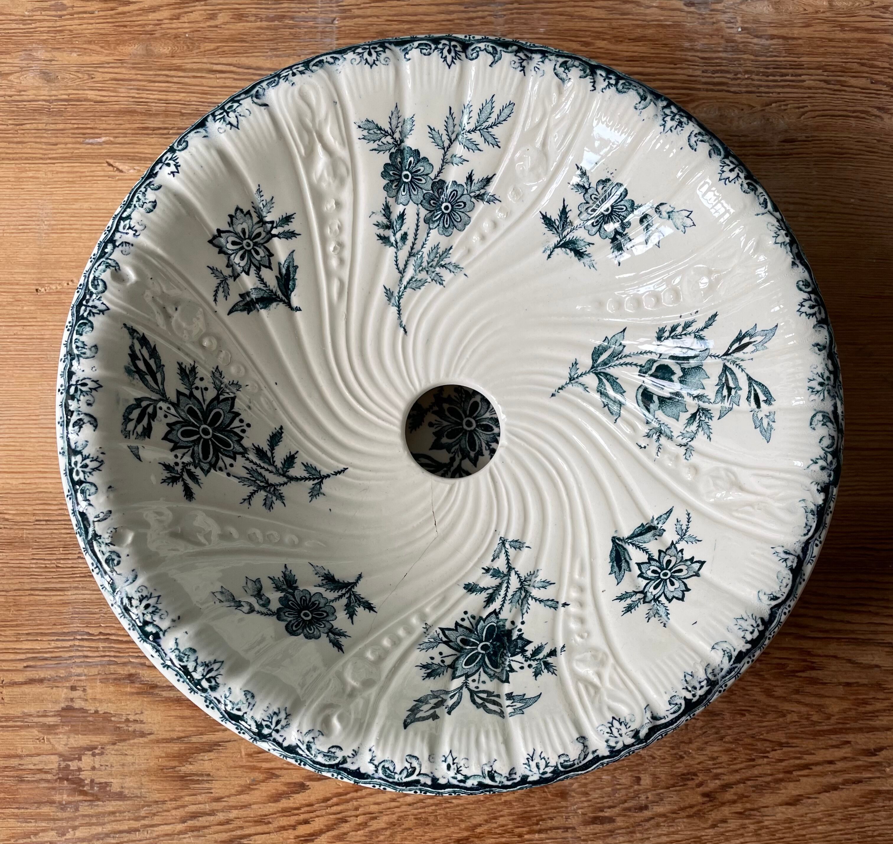 Soap cup 1900 in earthenware of St Amand Et Hamage, Nigella collection