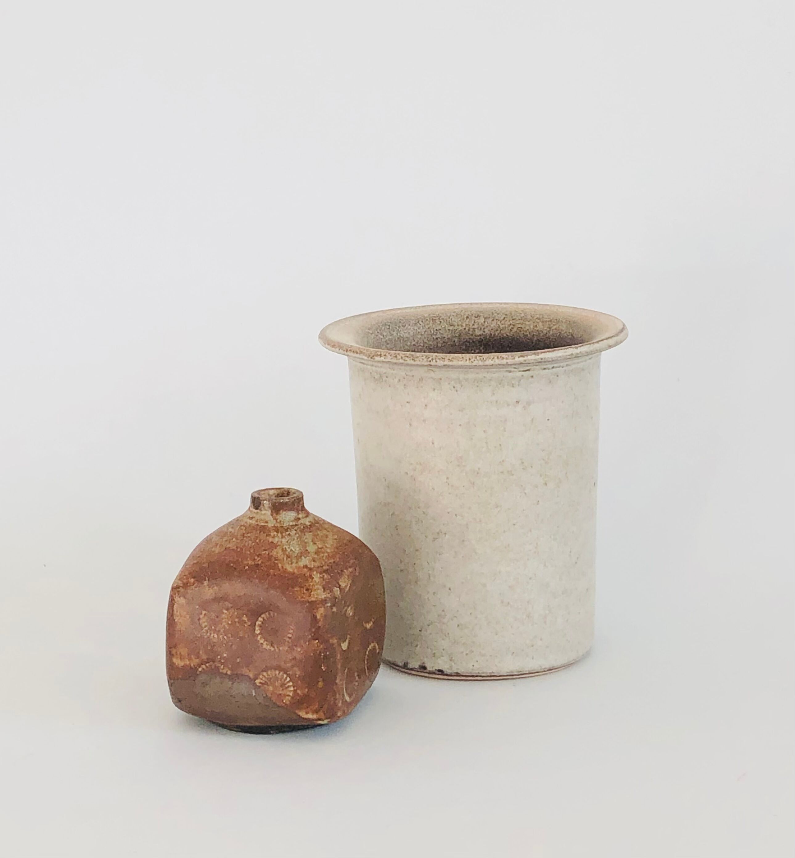 Duo de vases en céramique hollandaise