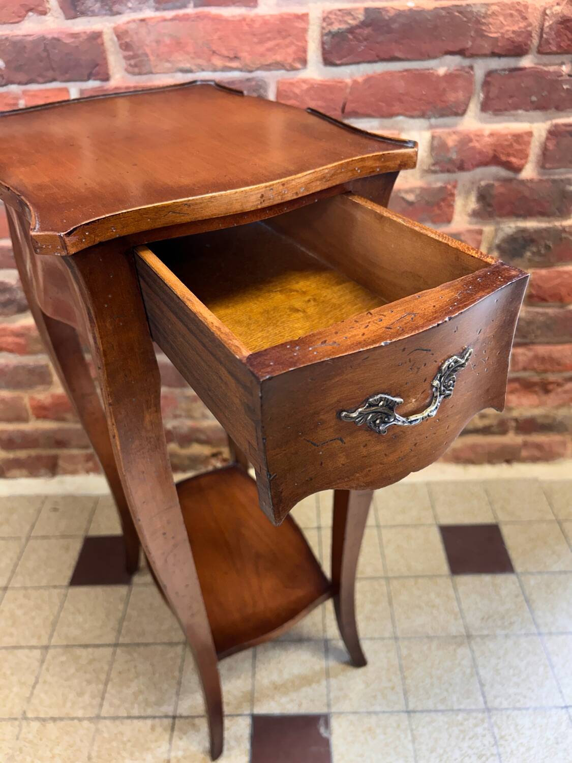Pretty little vintage pedestal side table