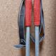 Paire de skis vintage en bois 199 cm couleur Bordeaux avec batons