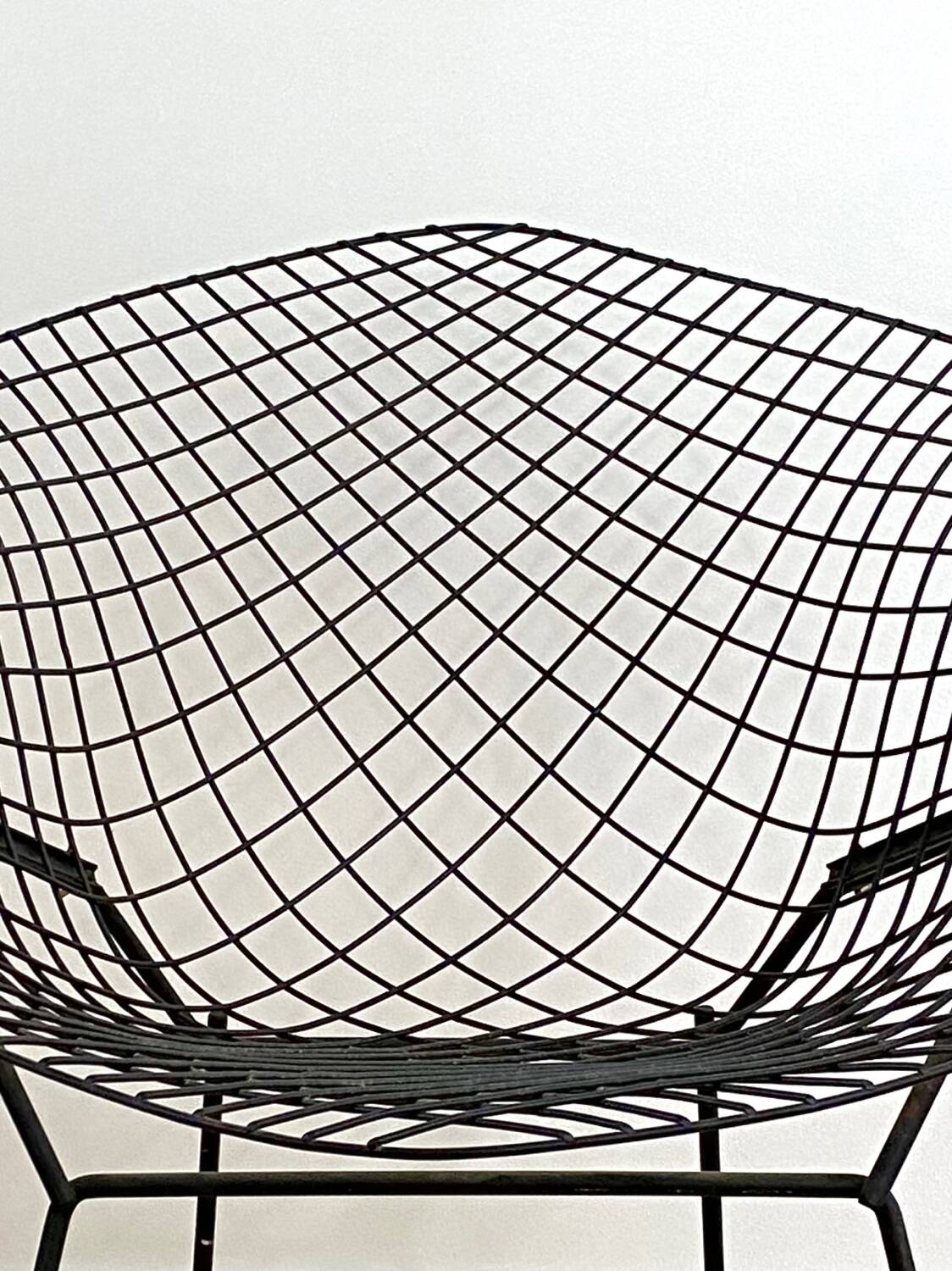 HARRY BERTOIA armchair for KNOLL "Diamond" in black metal. Old edition. Condition of use.