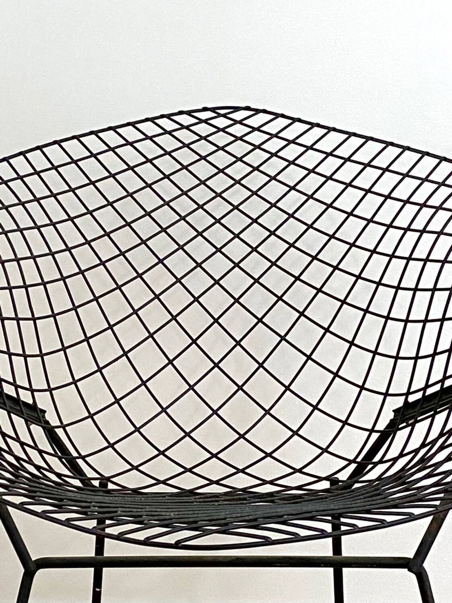 HARRY BERTOIA armchair for KNOLL "Diamond" in black metal. Old edition. Condition of use.