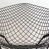 Fauteuil HARRY BERTOIA pour KNOLL "Diamond" en métal noir. Ancienne édition. Etat d'usage.