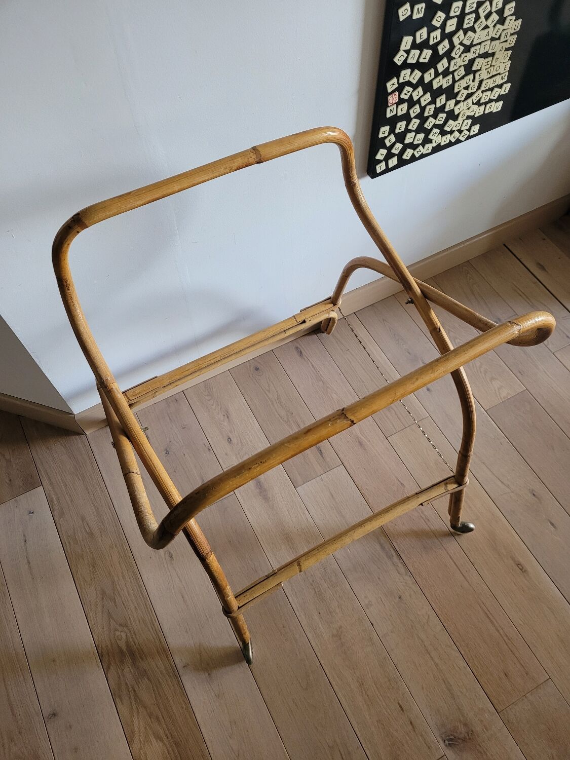 Rattan bassinet with support