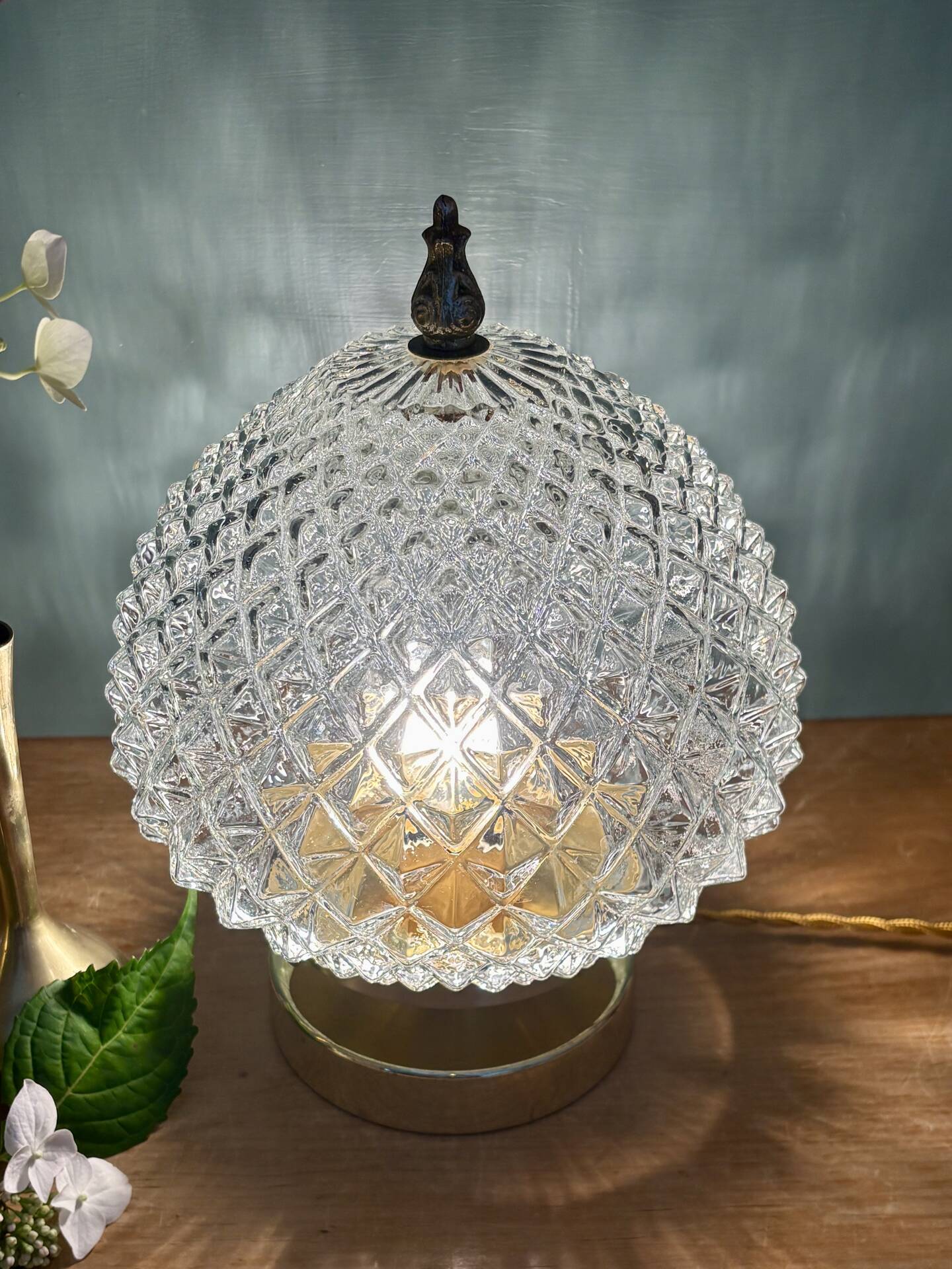 Lampe à poser globe vintage en verre moulé pointes de diamant