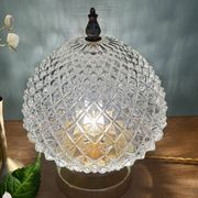 Lampe à poser globe vintage en verre moulé pointes de diamant