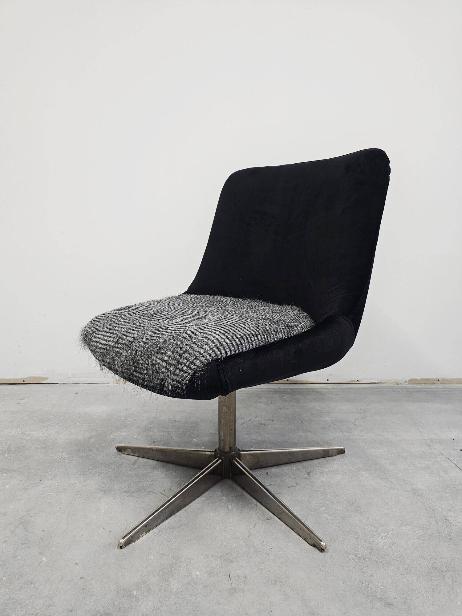 Mid-century redesigned swivel chair in velvet and faux fur.