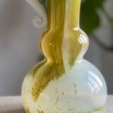 Pichet en verre soufflé opalin.