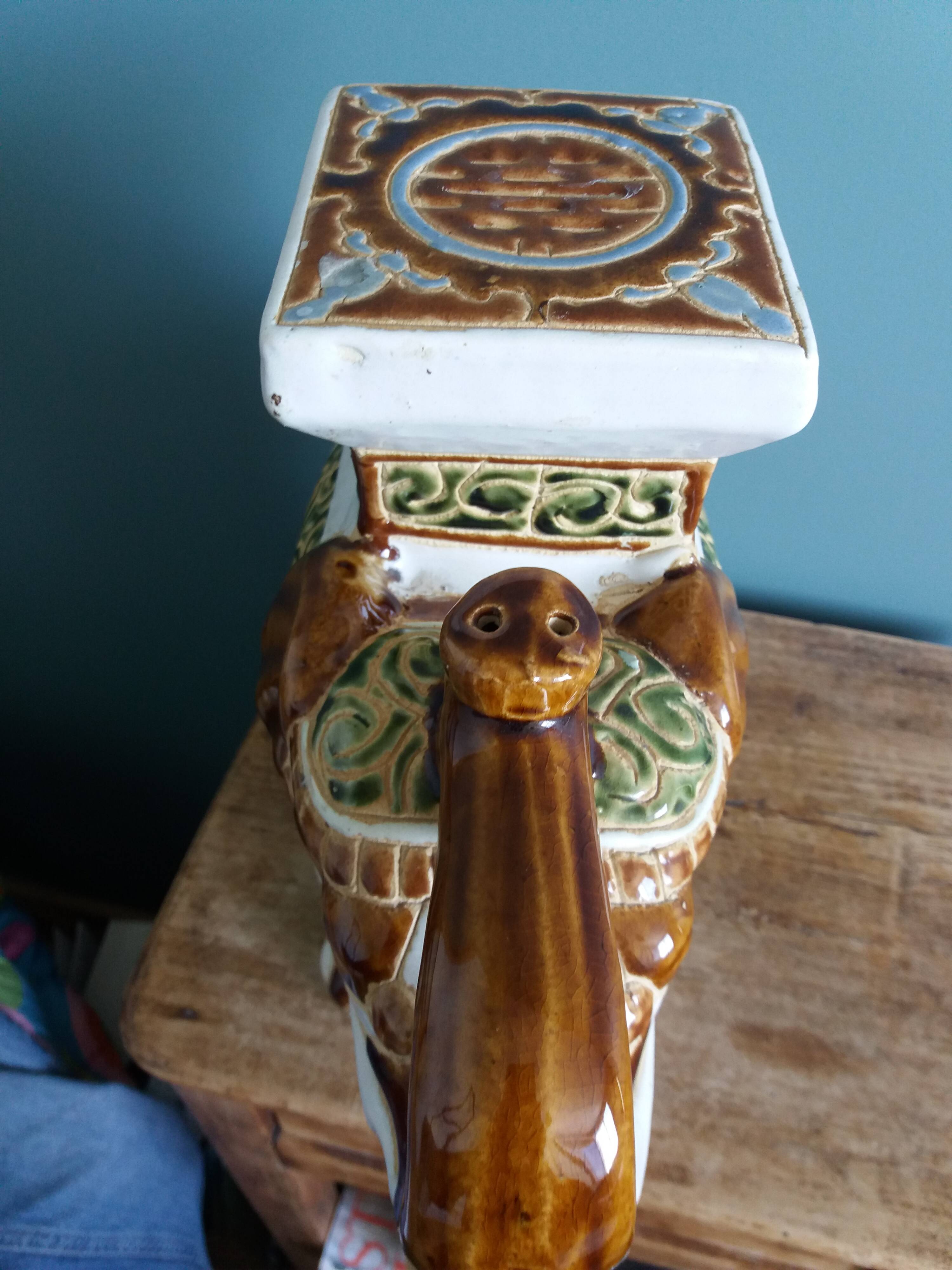 Éléphant porte-plante en céramique