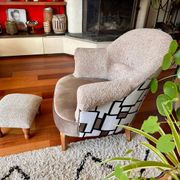 Paire fauteuils crapauds beige tissu bouclette et son repose pieds