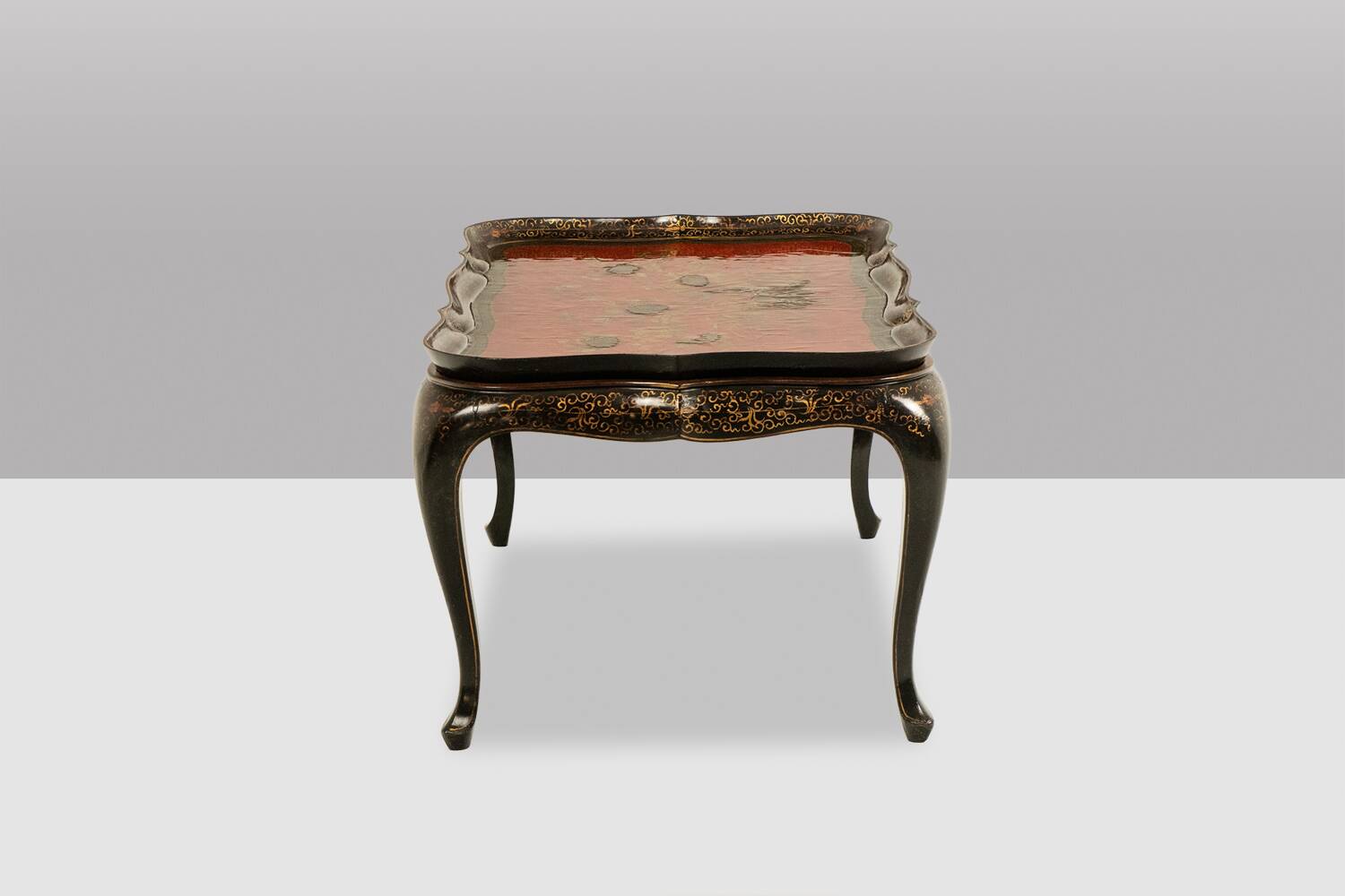 Coffee table with removable top in red and black lacquered wood. 1950s.