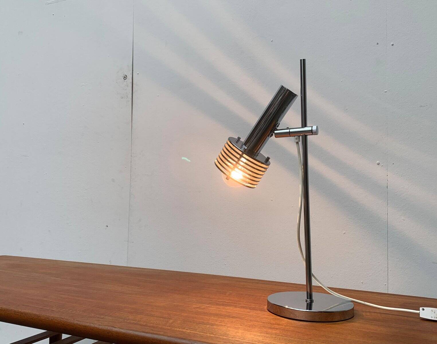 Lampe de table à lames chromées de l’ère spatiale