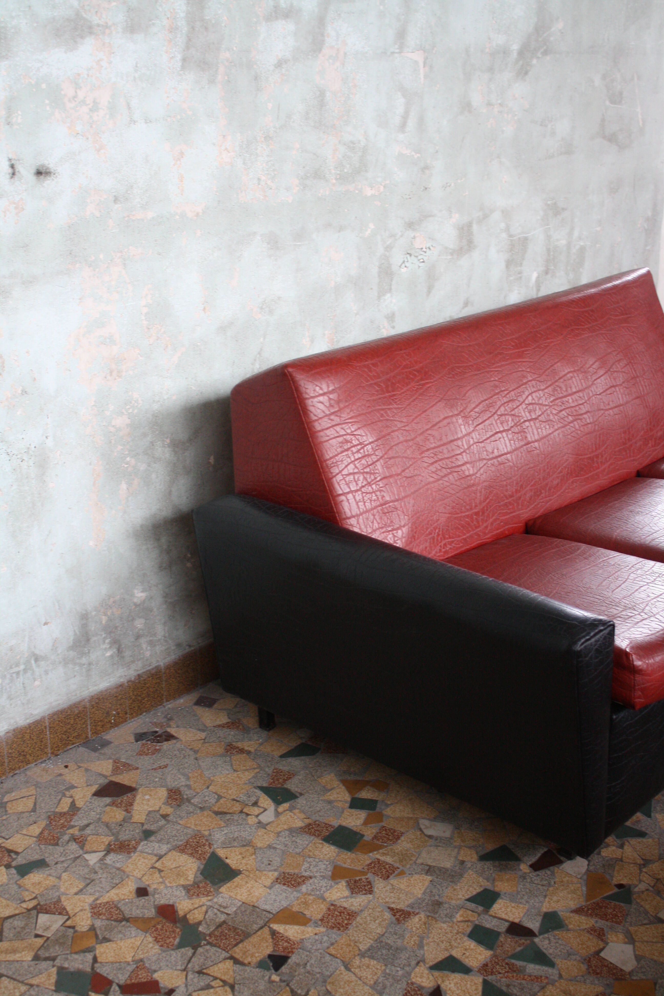 3-seater sofa and 2 rockabilly chairs in red and black skai