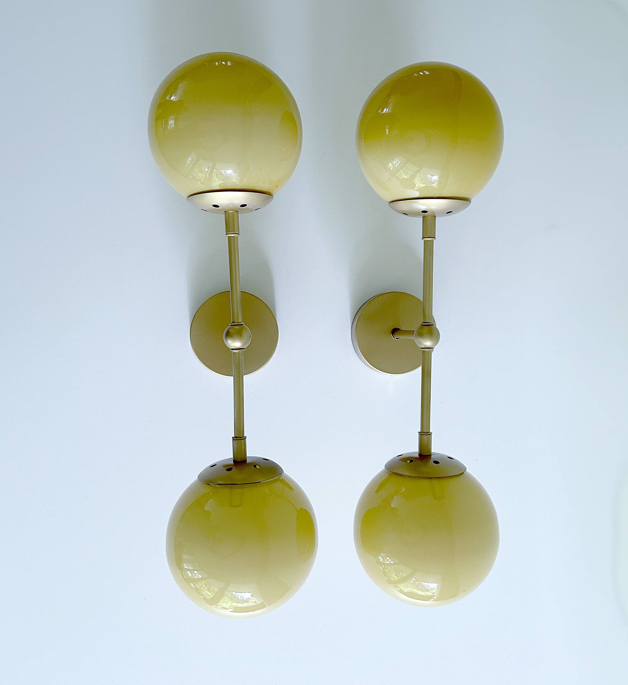 Paire de grandes appliques Art Déco en verre