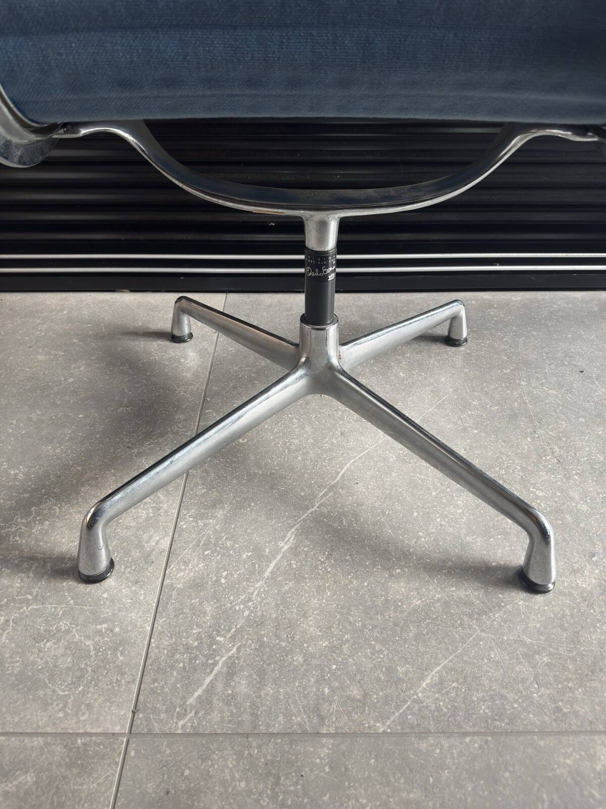Charles Eames Office Chair VITRA Blue Fabric/Aluminium