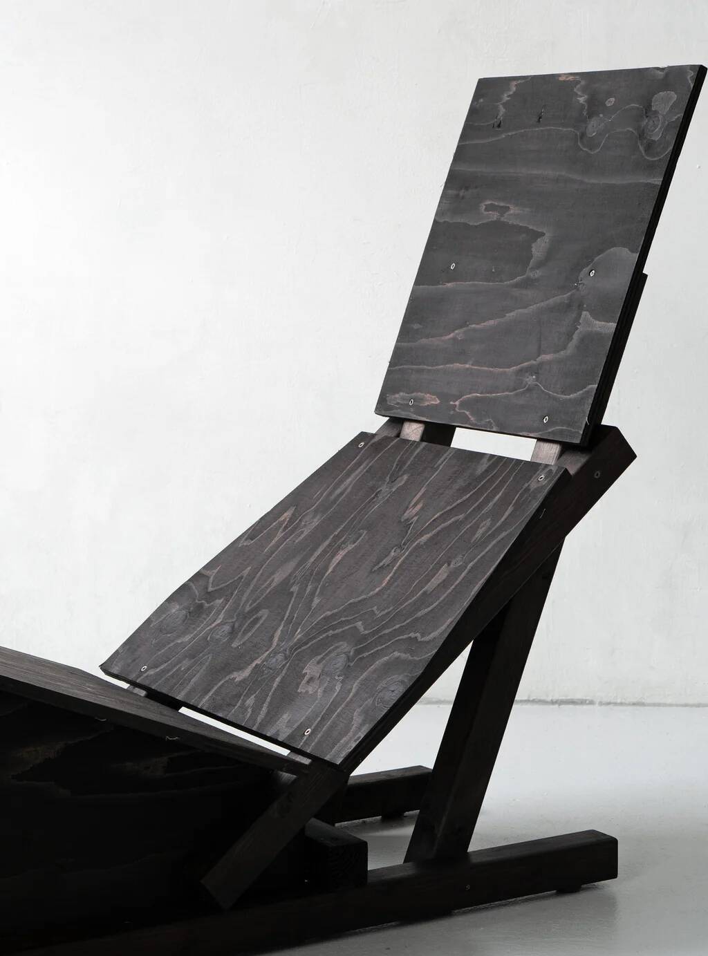Chaise en contreplaqué '4PM Self Build' par Mass Productions / Aram