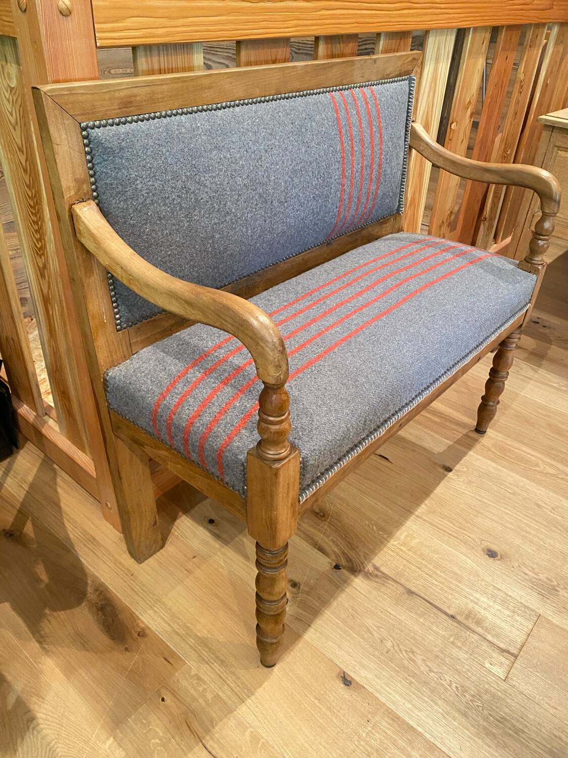 Charmante banquette vintage esprit chalet – laine grise & rayures roug