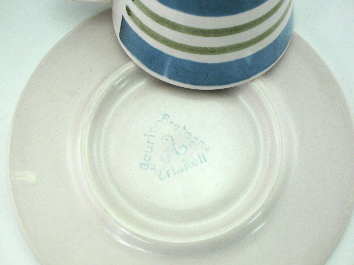 6 coffee cups - enamelled ceramic saucers