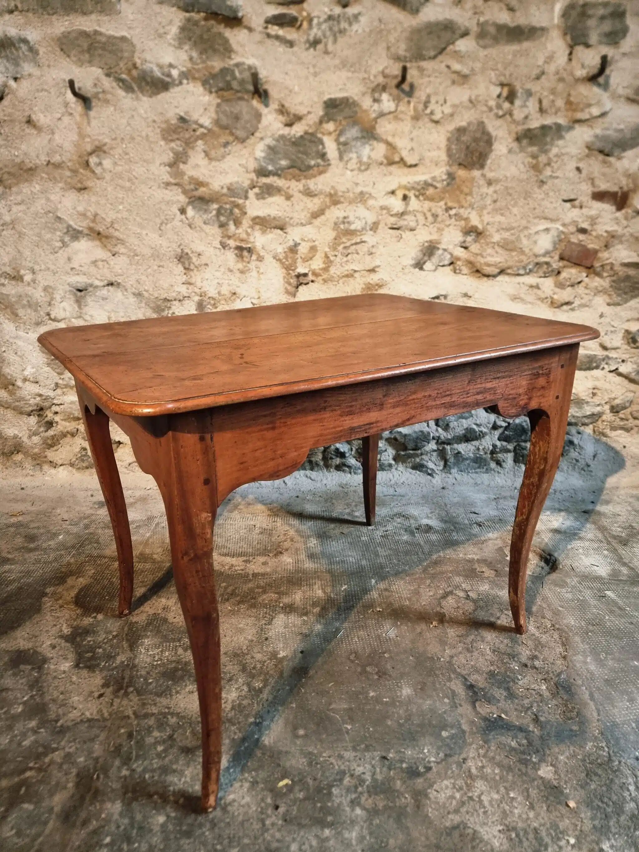 French side table in cherry wood, late 18th century.