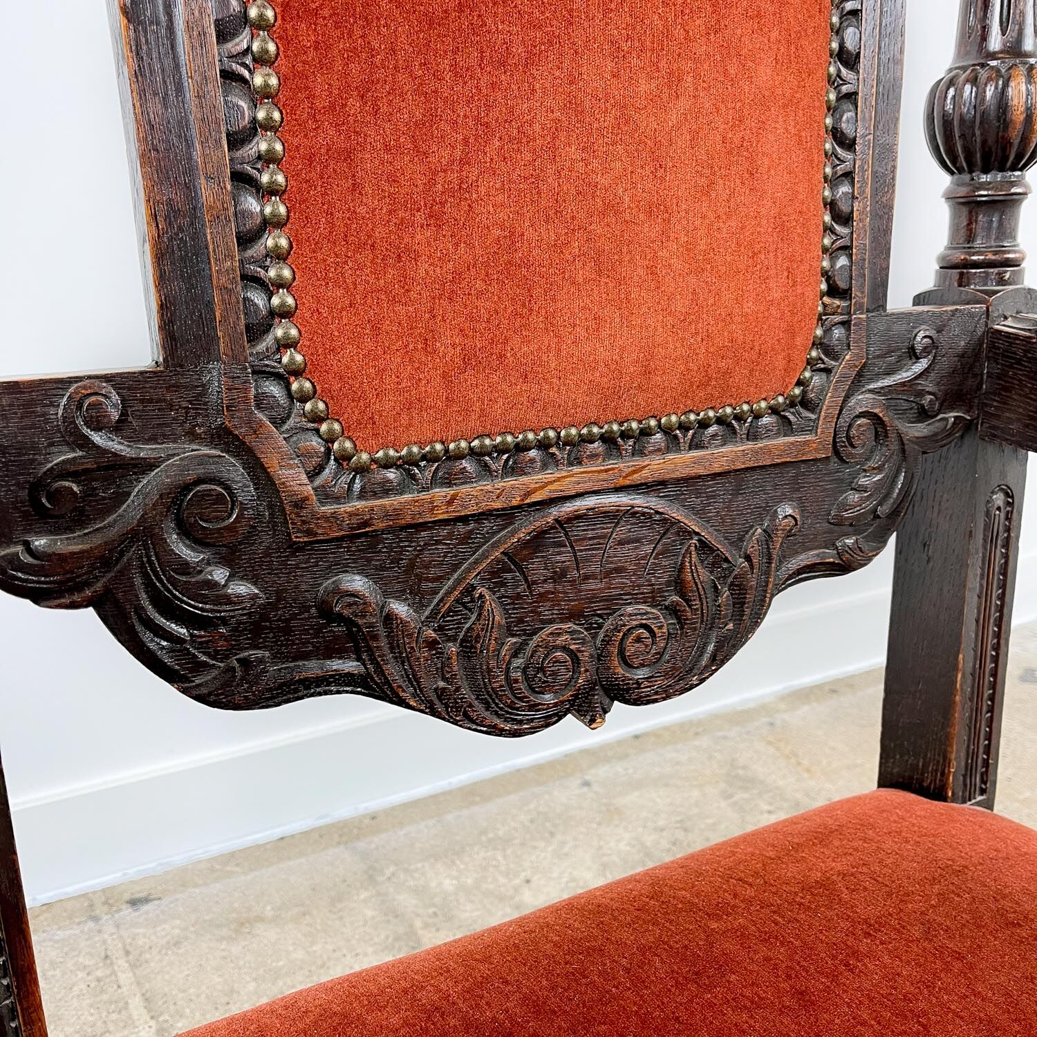 Fauteuil en chêne sculpté du XIXe siècle