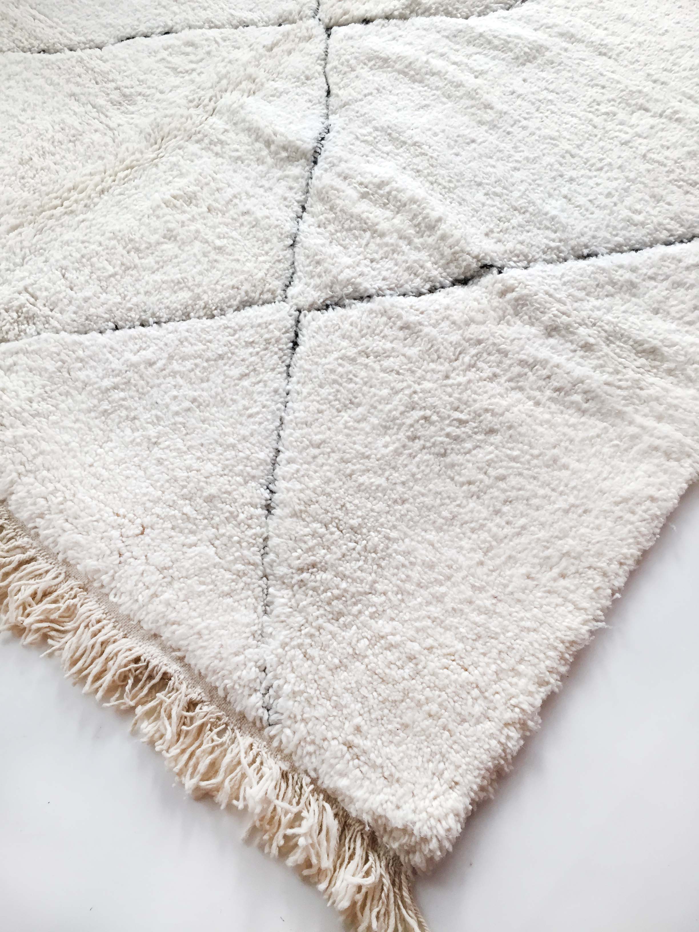 Moroccan Berber carpet Beni Ouarain ecru with black diamonds engraved 275x208cm