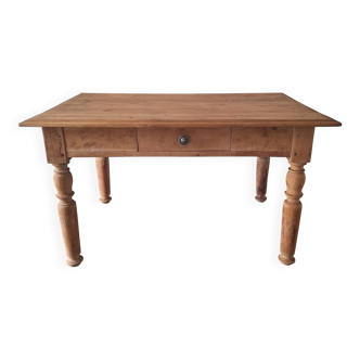 Farmhouse coffee table in solid wood, country style.
