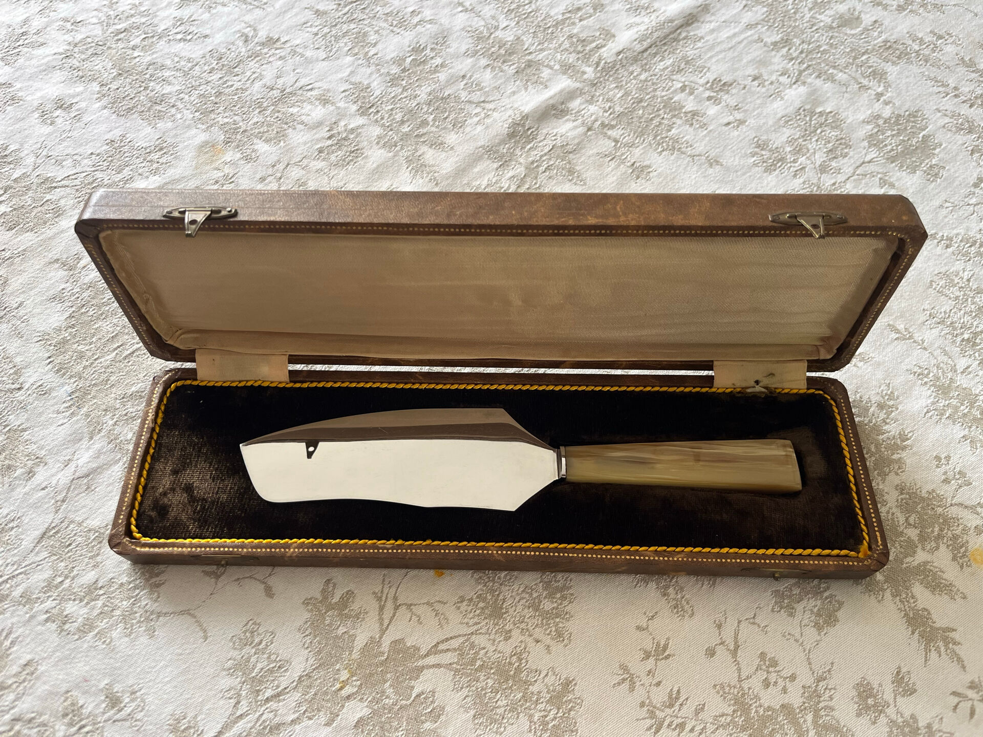 Cake or pie knife/server