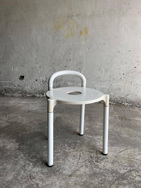 Tabouret Kartell en plastique moulé blanc avec pieds en métal — Anna Castelli Ferrieri, années 1970