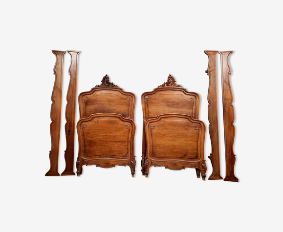 Paire de lits de centre Louis XV Baroque galbés en noyer à patine blonde