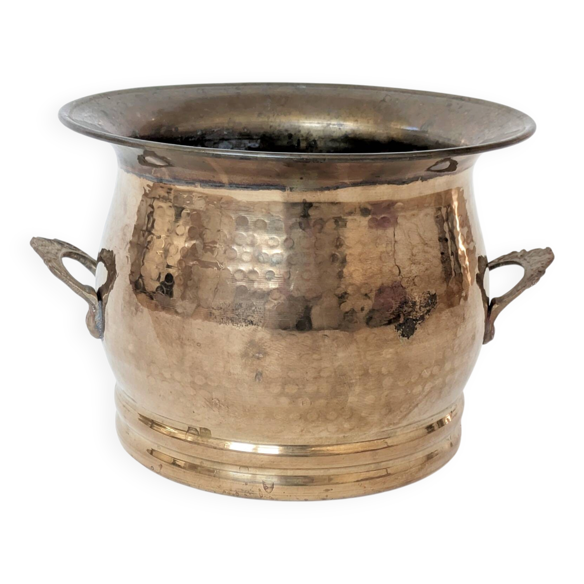 Vintage round cache-pot in hammered brass with decorative handles and patina.
