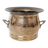 Cache-pot vintage rond en laiton martelé avec anses décoratives et patine