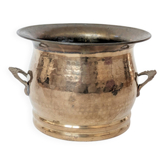 Vintage round cache-pot in hammered brass with decorative handles and patina.