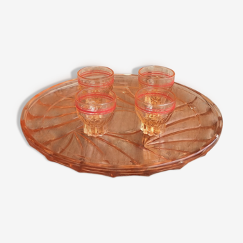 Plateau ancien en verre rose avec 4 petits verres à liqueur