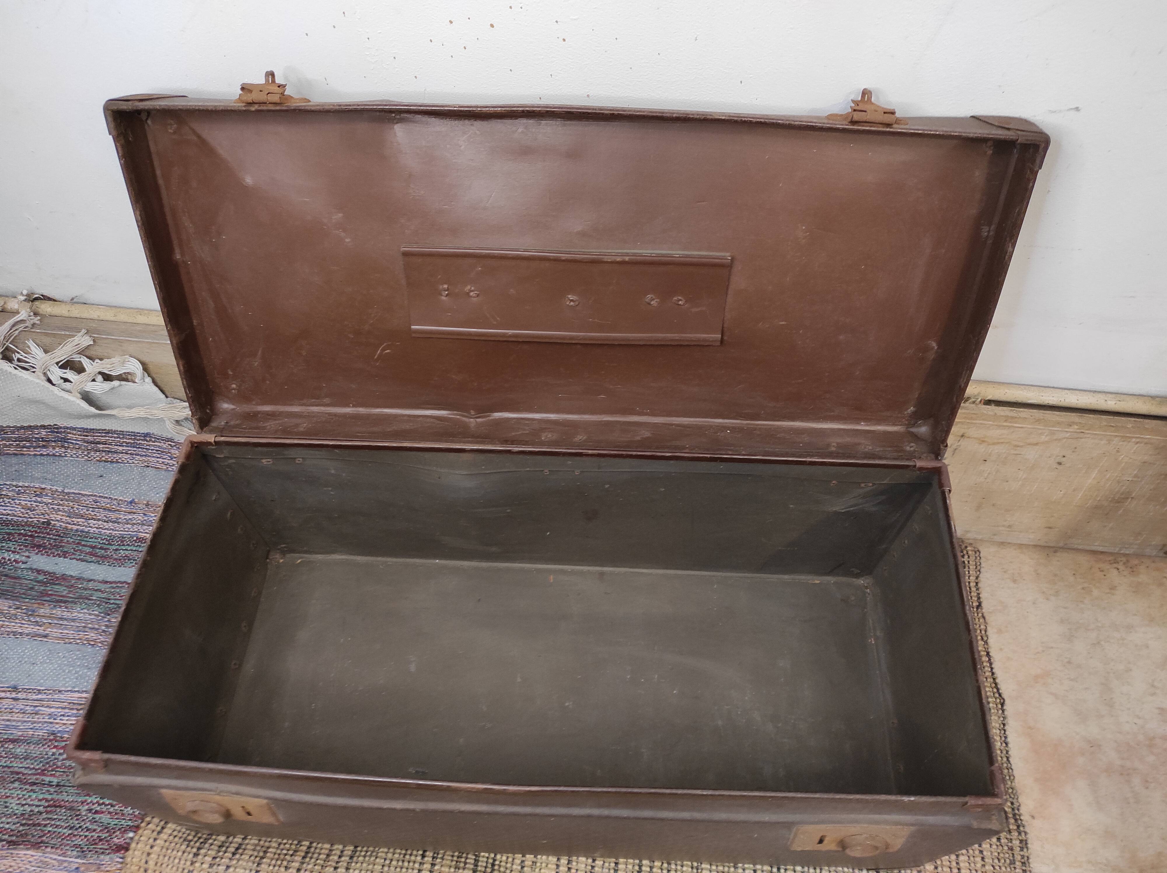 Old suitcase / old case