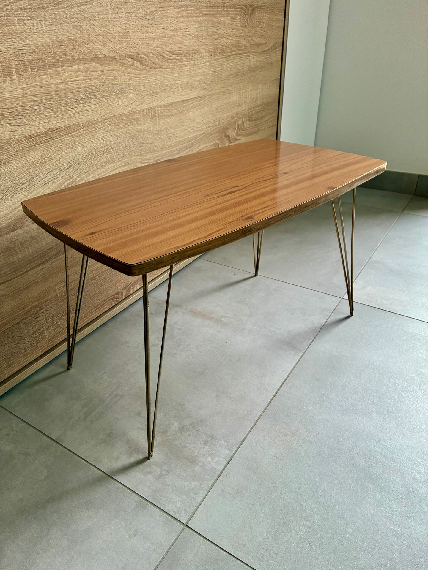 Table basse vintage 1960 Formica teck et pieds laiton